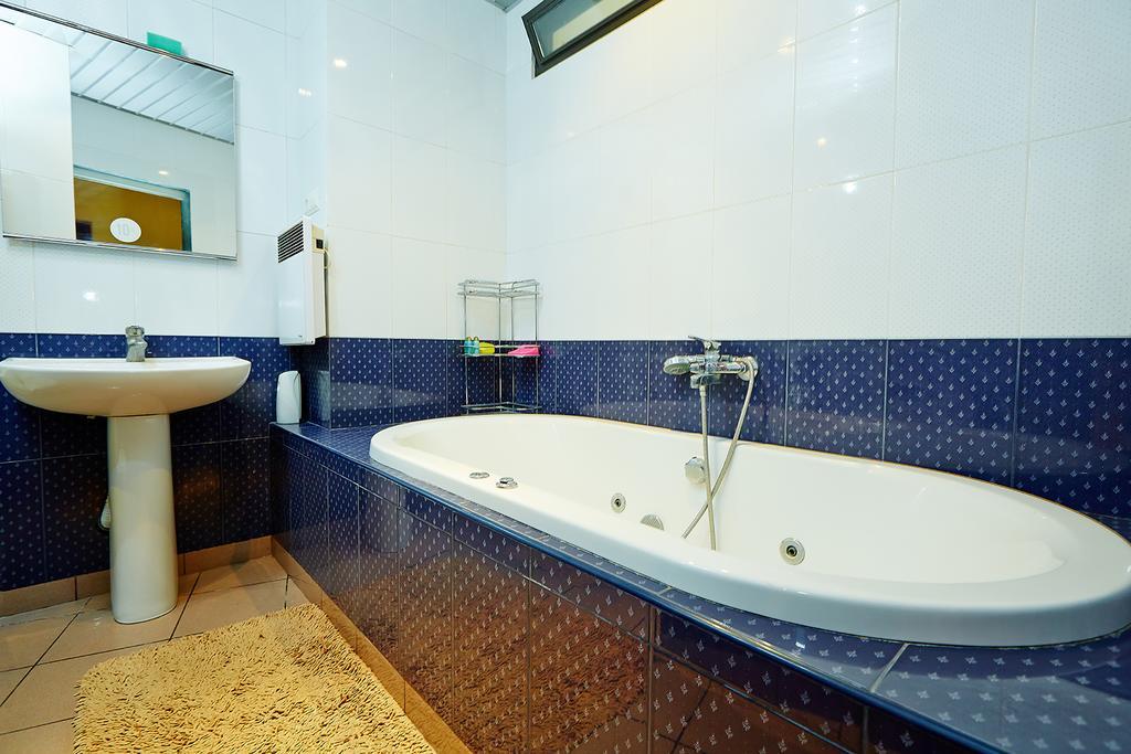 Apartment Deribasovskaya With Jacuzzi Odessza Kültér fotó